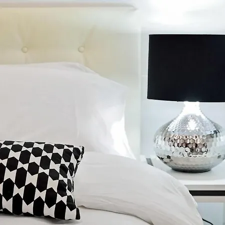 Bed & Breakfast Black & White G&g