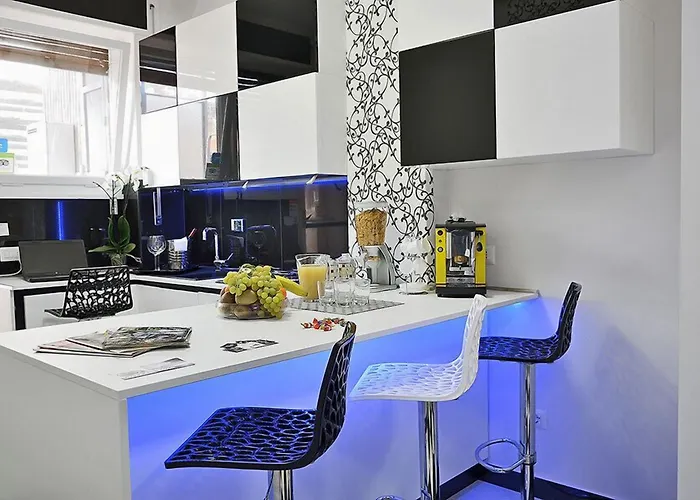 לינה וארוחת בוקר Black & White G&g 4*