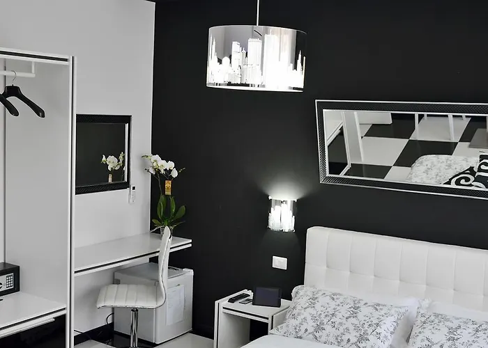 לינה וארוחת בוקר Black & White G&g